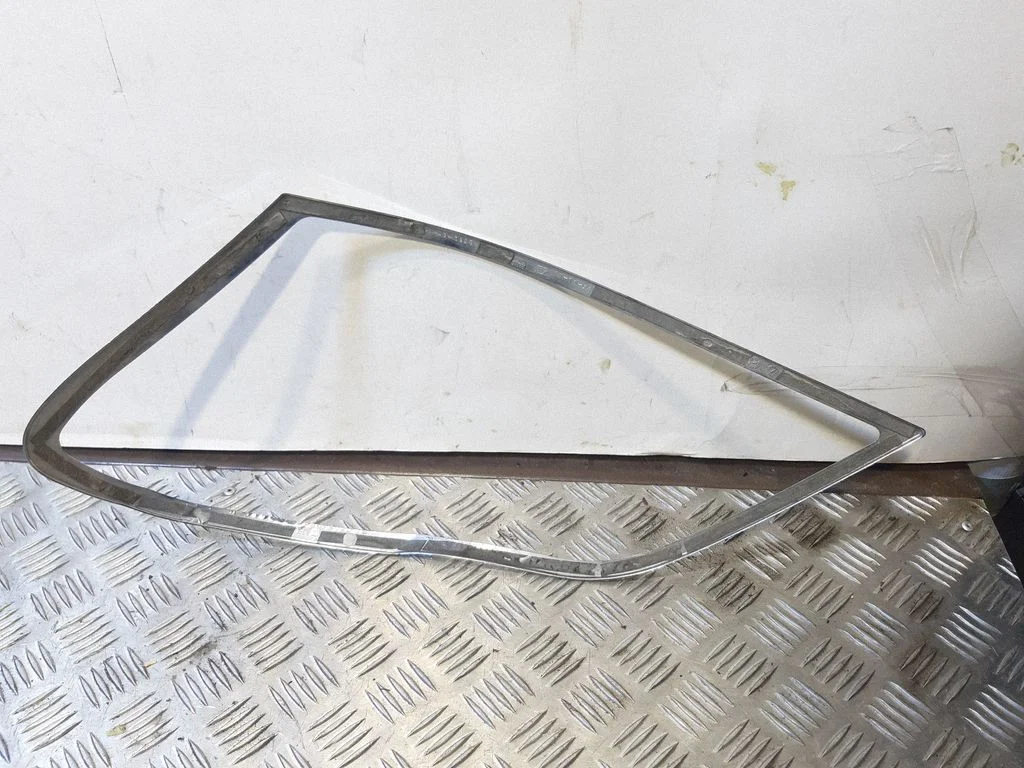 Priekšējā luktura apdare MB3200112