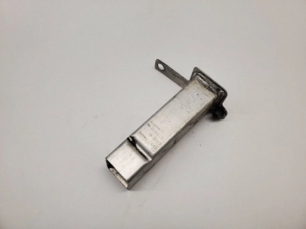 Radiatoru paneļa kronšteins 4G0805527A