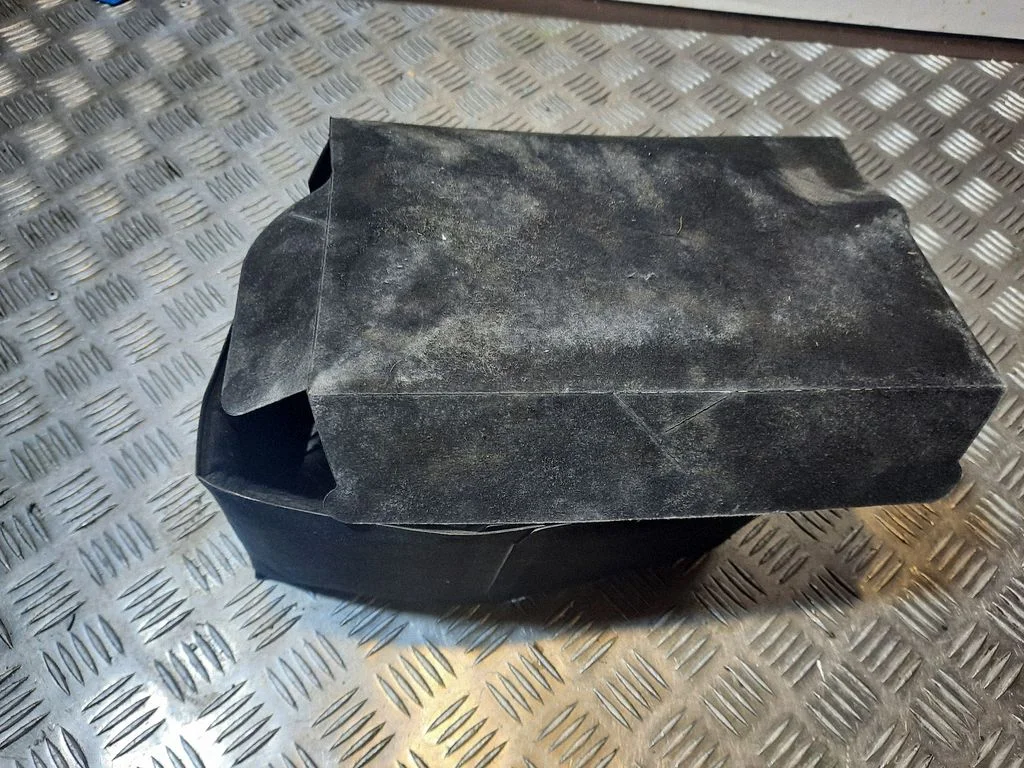Skrzynka akumulatora 6N0915411D