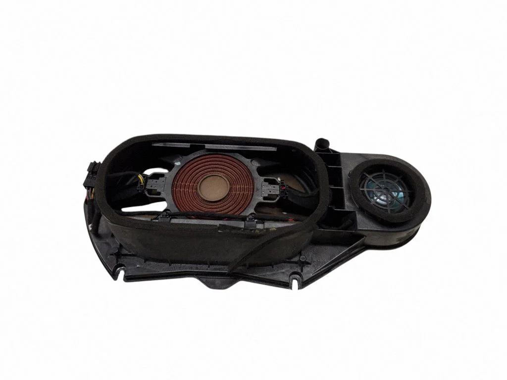 Skaļrunis (-ņi) aizmugurējā plauktā A2128202302