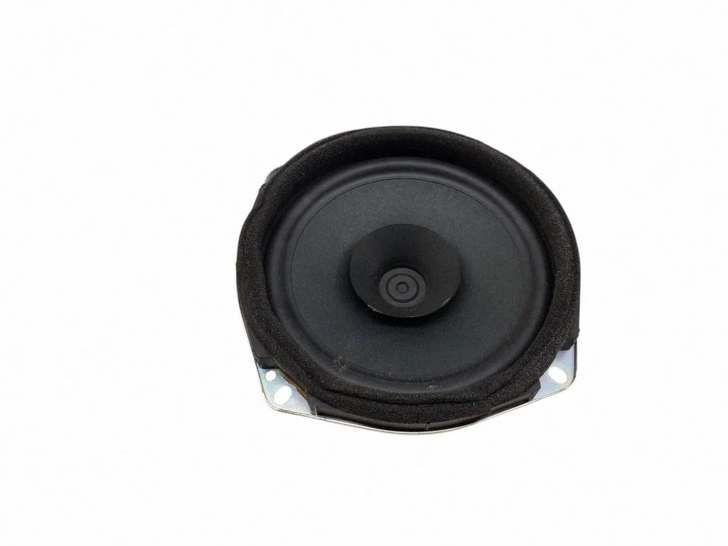 Skaļrunis (-ņi) aizmugurējā plauktā 23125287