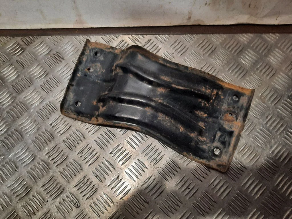 Poolvõlli tugilaagri klamber CV618111E50AA