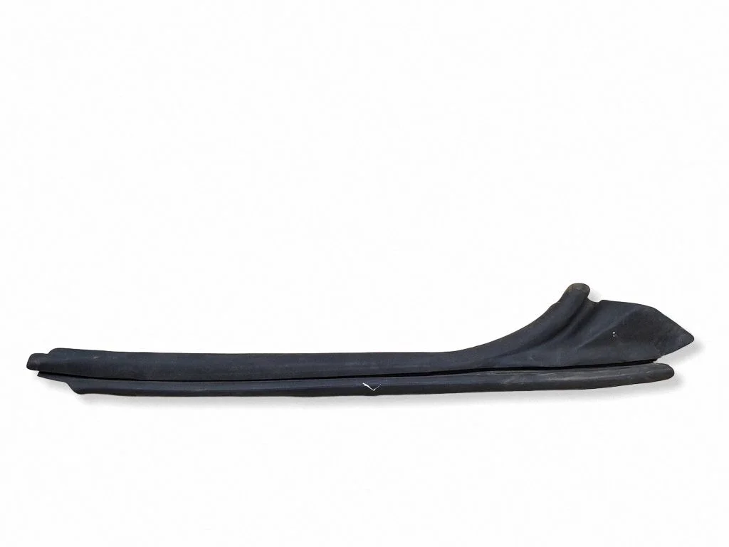 Priekšējā blīvgumija (pie stikla) 8W7831721B