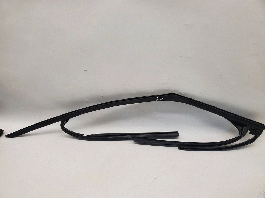 Priekšējā blīvgumija (uz durvīm) LB5BS21511AJ