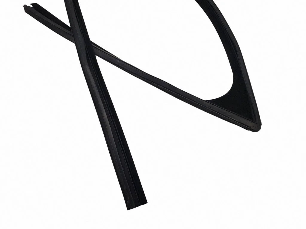 Priekšējo durvju blīvgumija (pie stikla) HK8321597A
