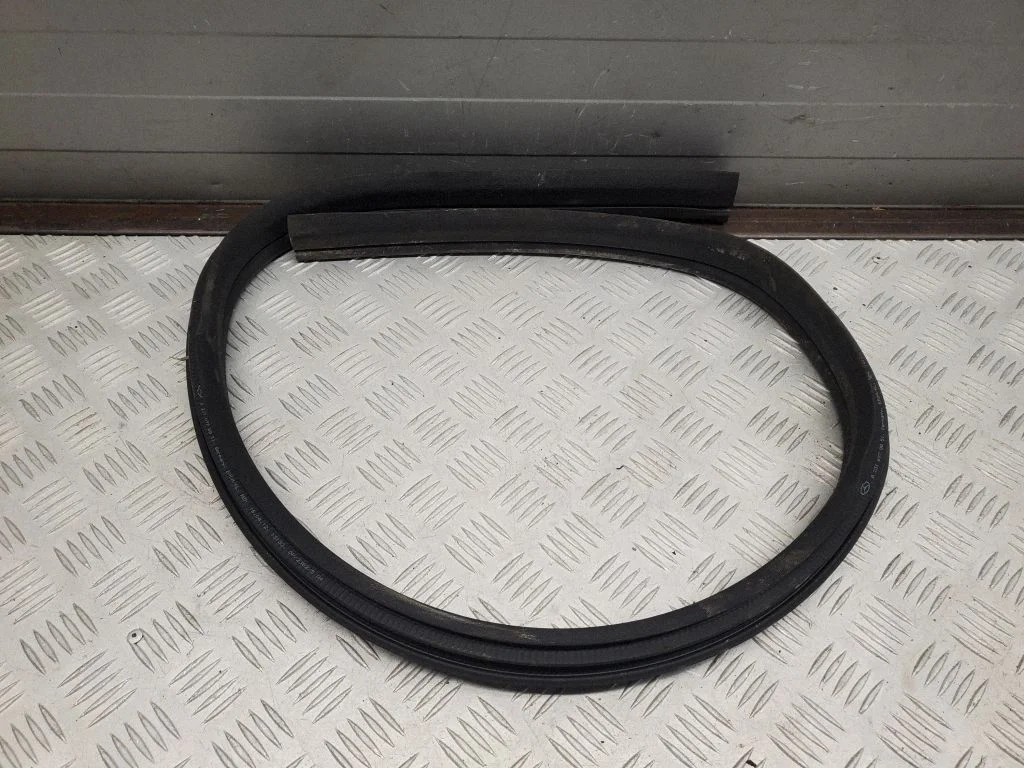 Esiukse tihend (ukse pool) A2316970051