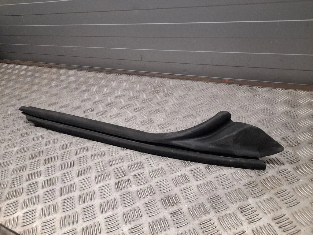 Priekšējā blīvgumija (pie stikla) 8W7831721B