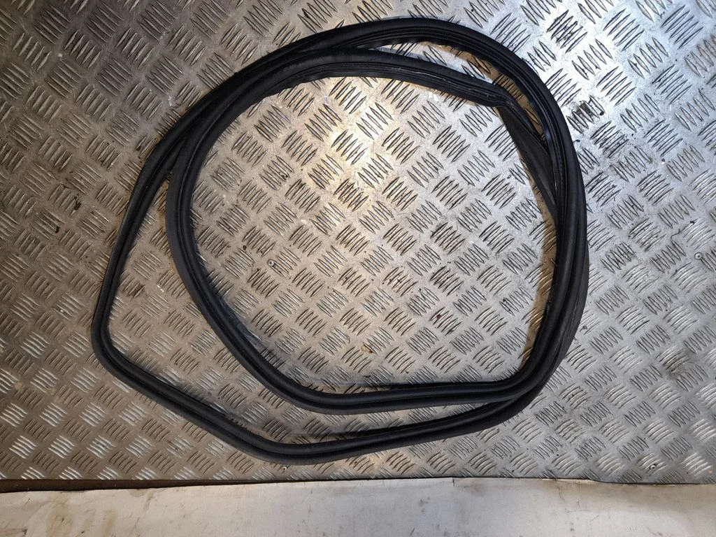 Bagāžnieka blīvgumija (pie stikla) A2127500098