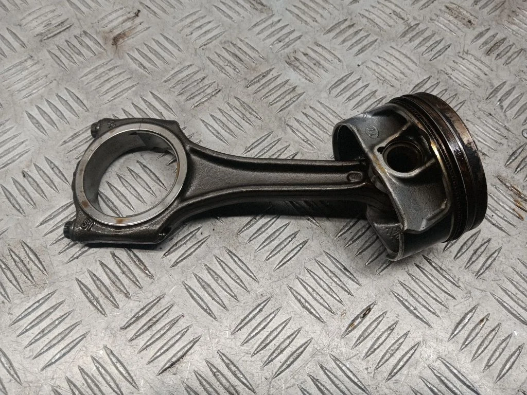 Tłok z korbowodem 06M107066AB
