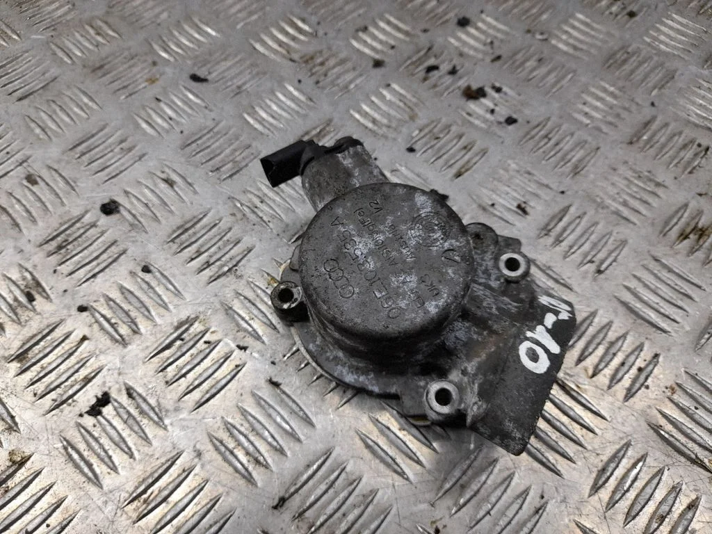 Cita motora nodalījuma detaļa 06E103535A