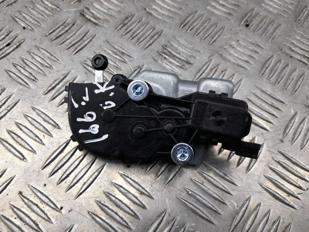 Virsbūves stikla (ventilācijas) atvēršanas motoriņš A1666700004