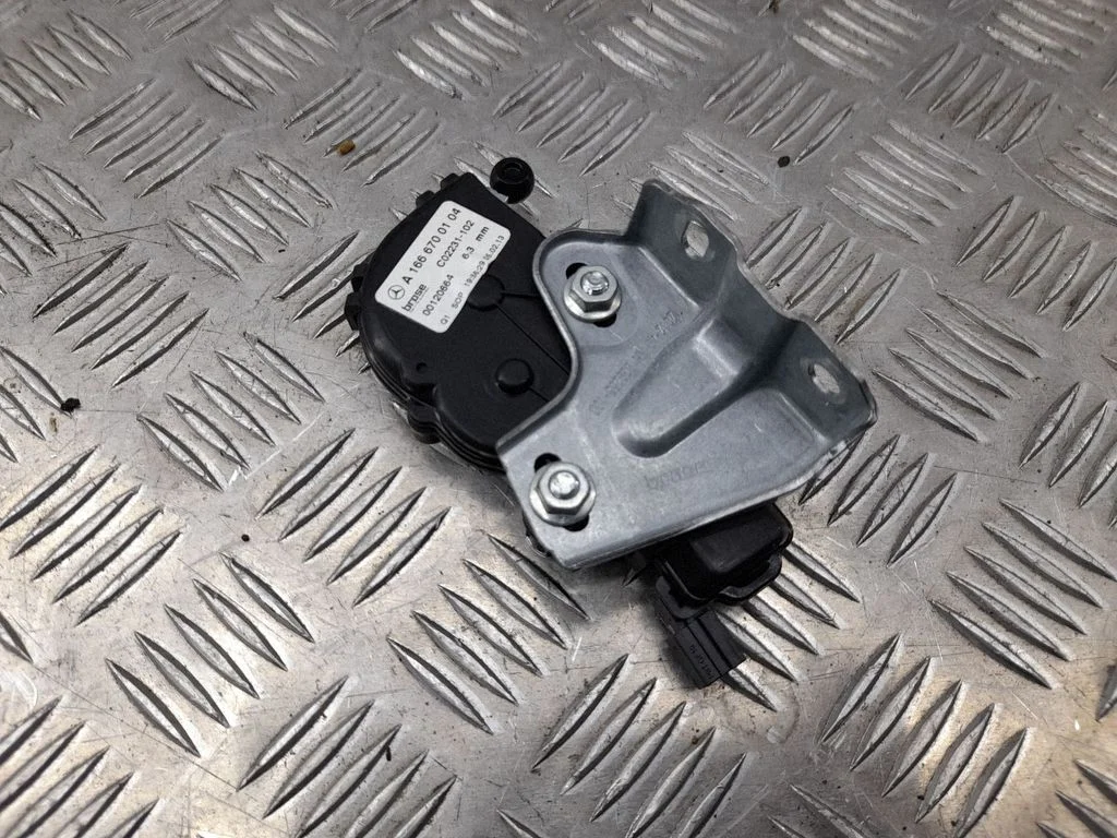 Virsbūves stikla (ventilācijas) atvēršanas motoriņš A1666700104