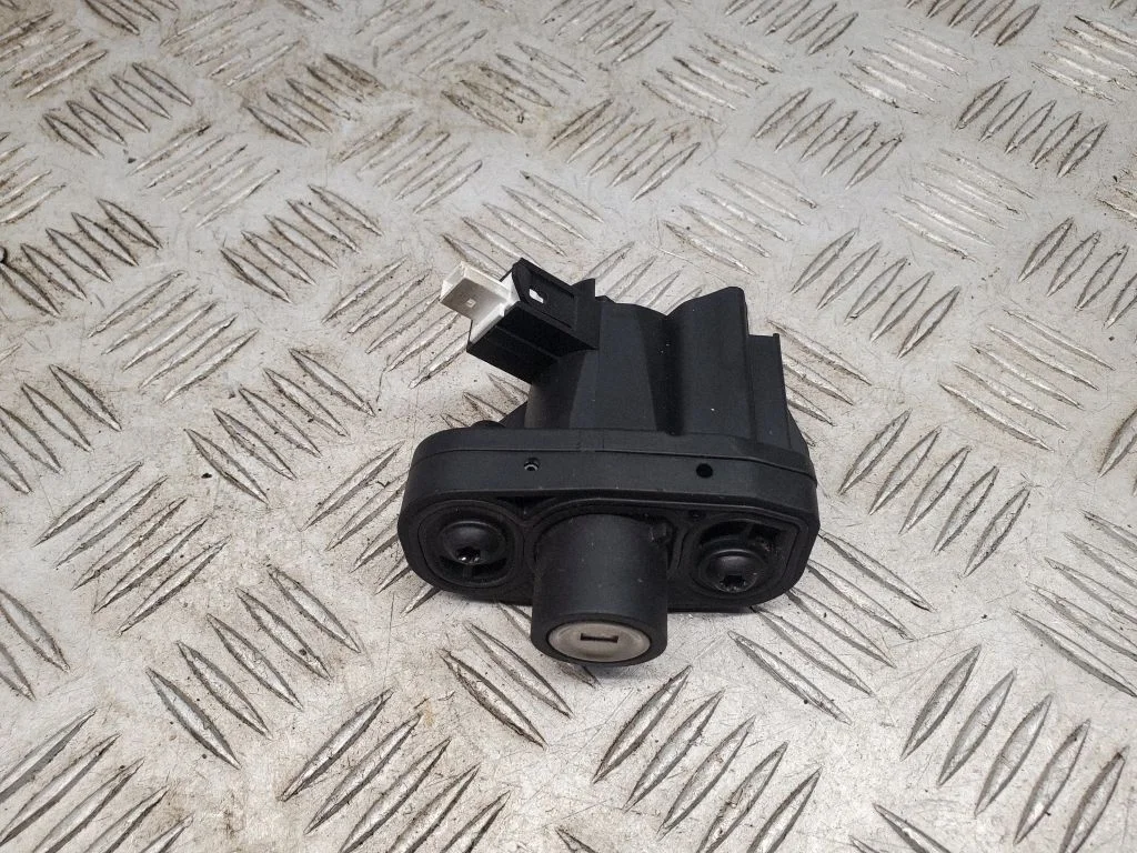 Aizmugurējā vāka slēdzenīte (ārpusē) A2217500161
