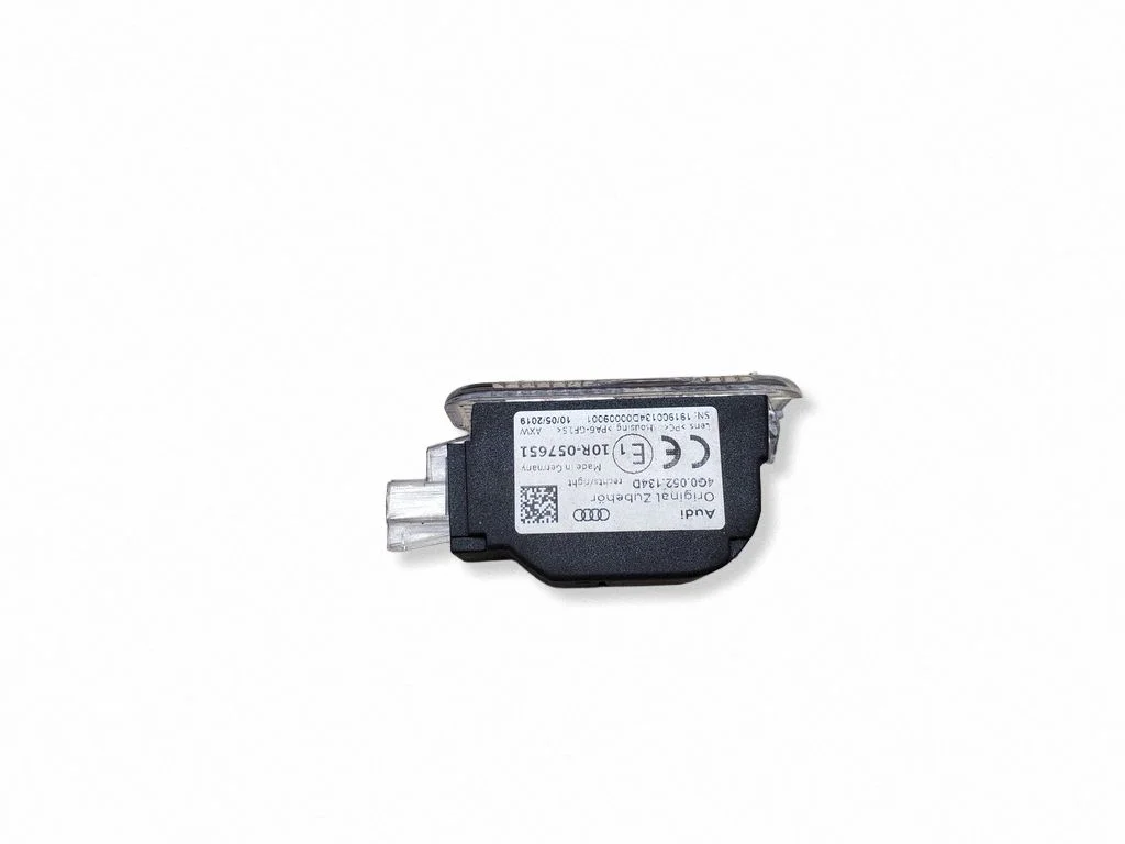 Priekšējo durvju apgaismojuma lukturis (iekšpusē) 4G0052134D
