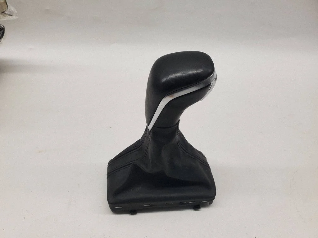 Pārnesumu pārslēga sviras apdare (āda, poga) 4G1713139AQ