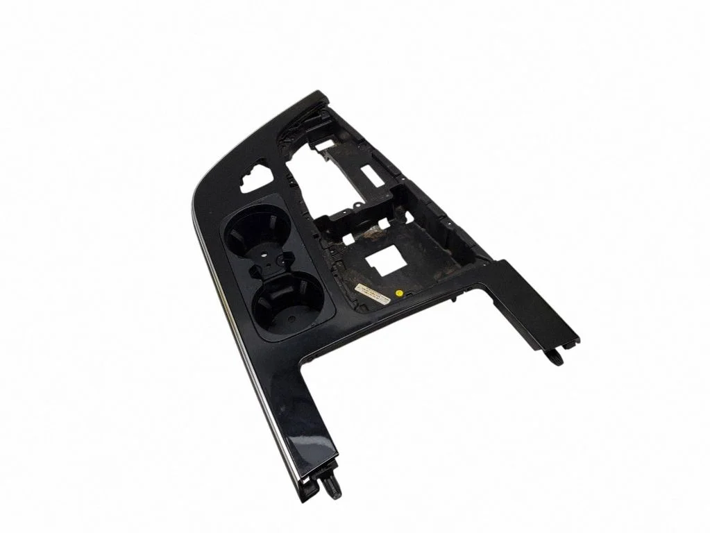 Cita centrālās konsoles (tuneļa) detaļa 4M1864241H