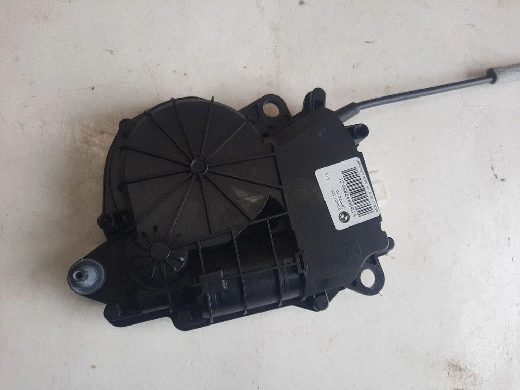 Aizmugurējā vāka slēdzenes motoriņš 4447850