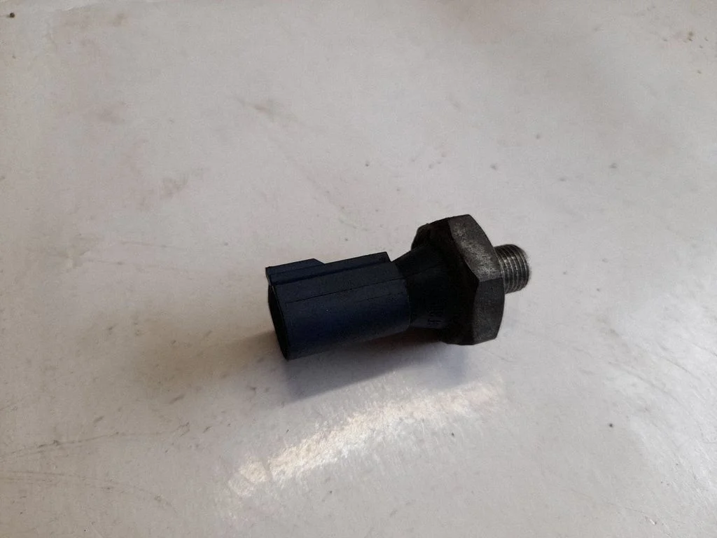 Eļļas spiediena sensors 06K919081