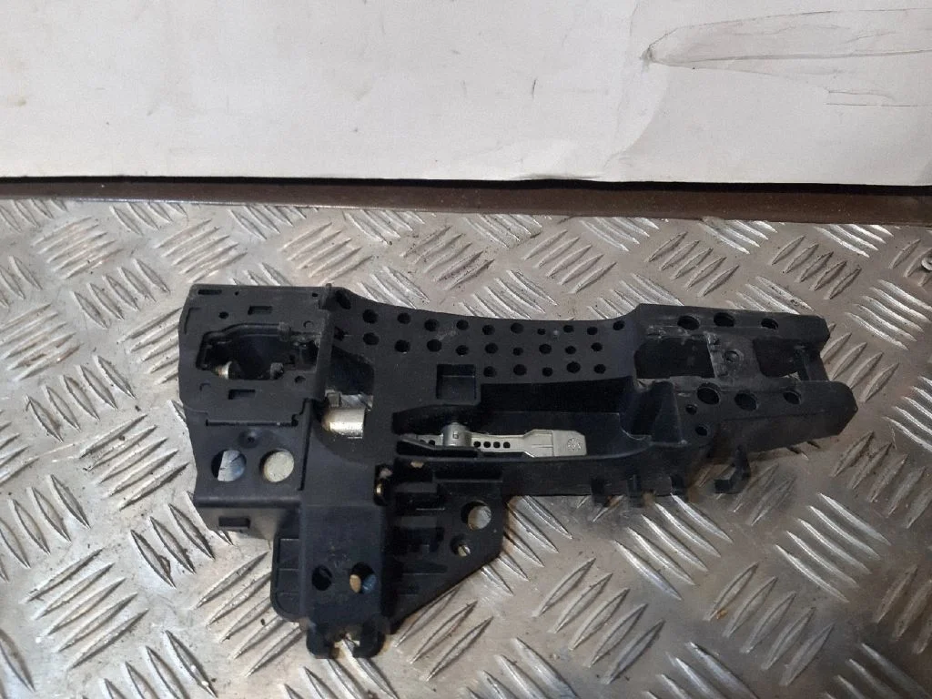 Priekšējais ārējā atvēršanas roktura turētājs/ kronšteins 8T02837886