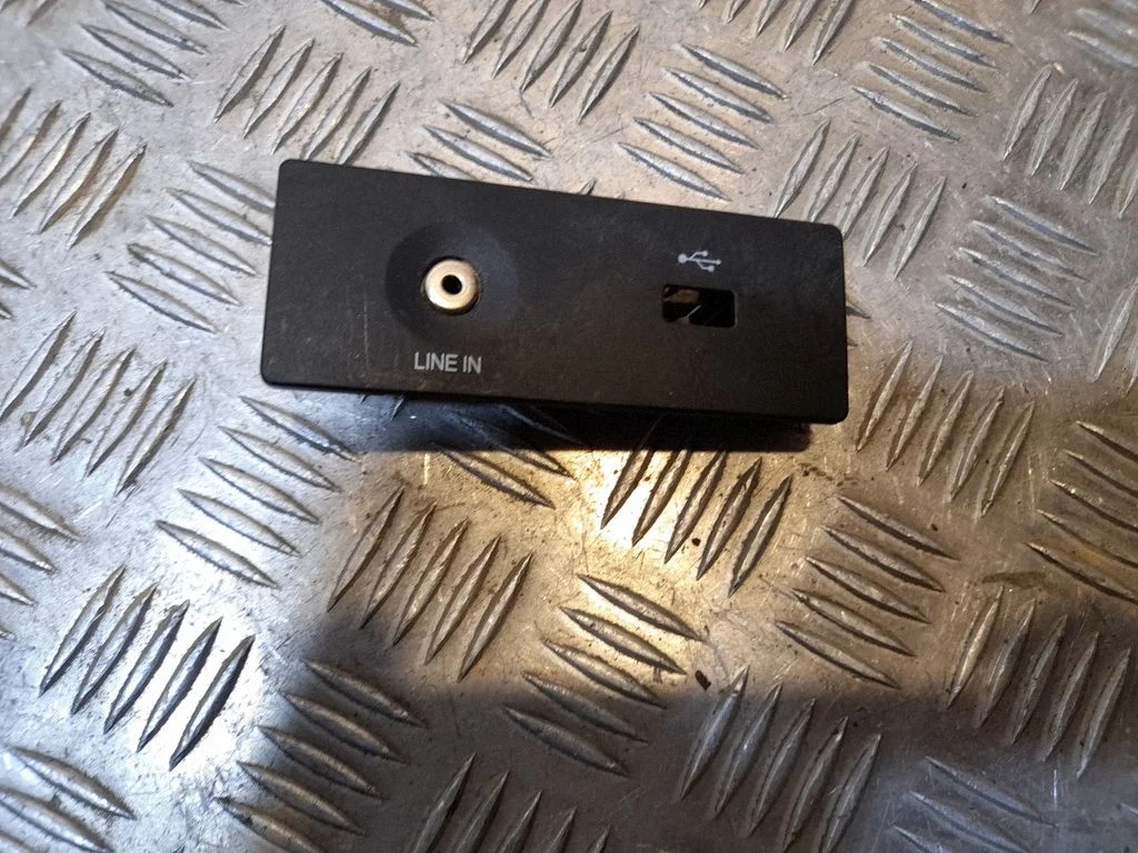 AUX ligzda CM5T044K62AA