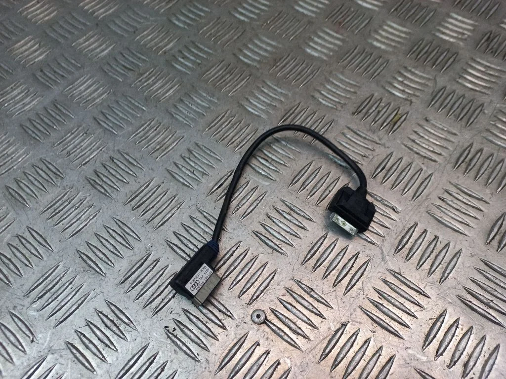 iPod connector socket – Audi Q5 SQ5 8R (2008-2017)