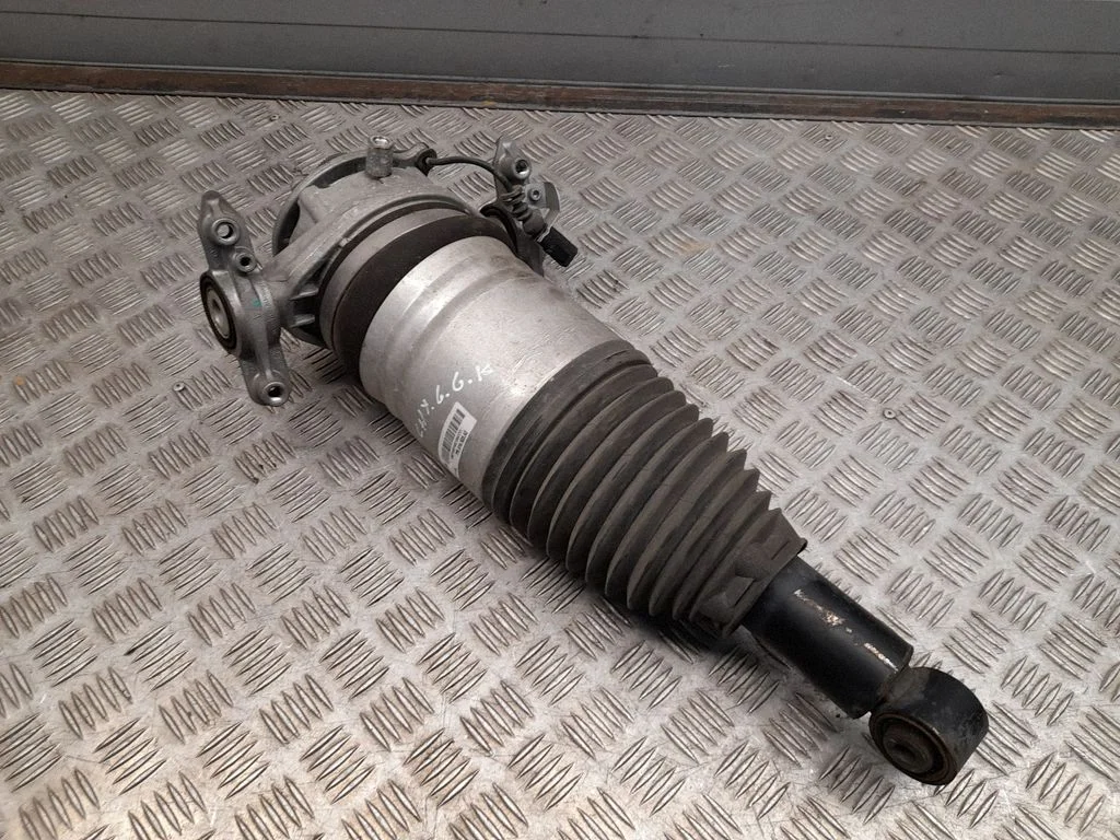 Aizmugurējais pneimatiskais (gaisa) spilvens ar amortizatoru – Porsche Cayenne (92A) (2010-2017)
