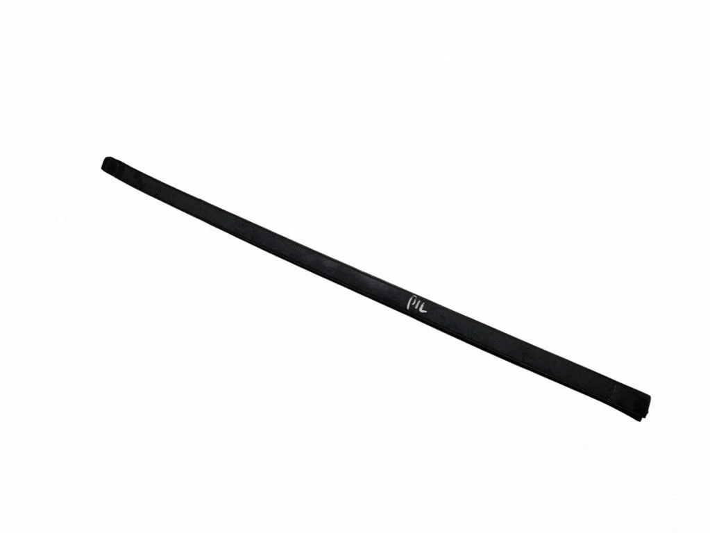 Vējstikla apdare – kreisā