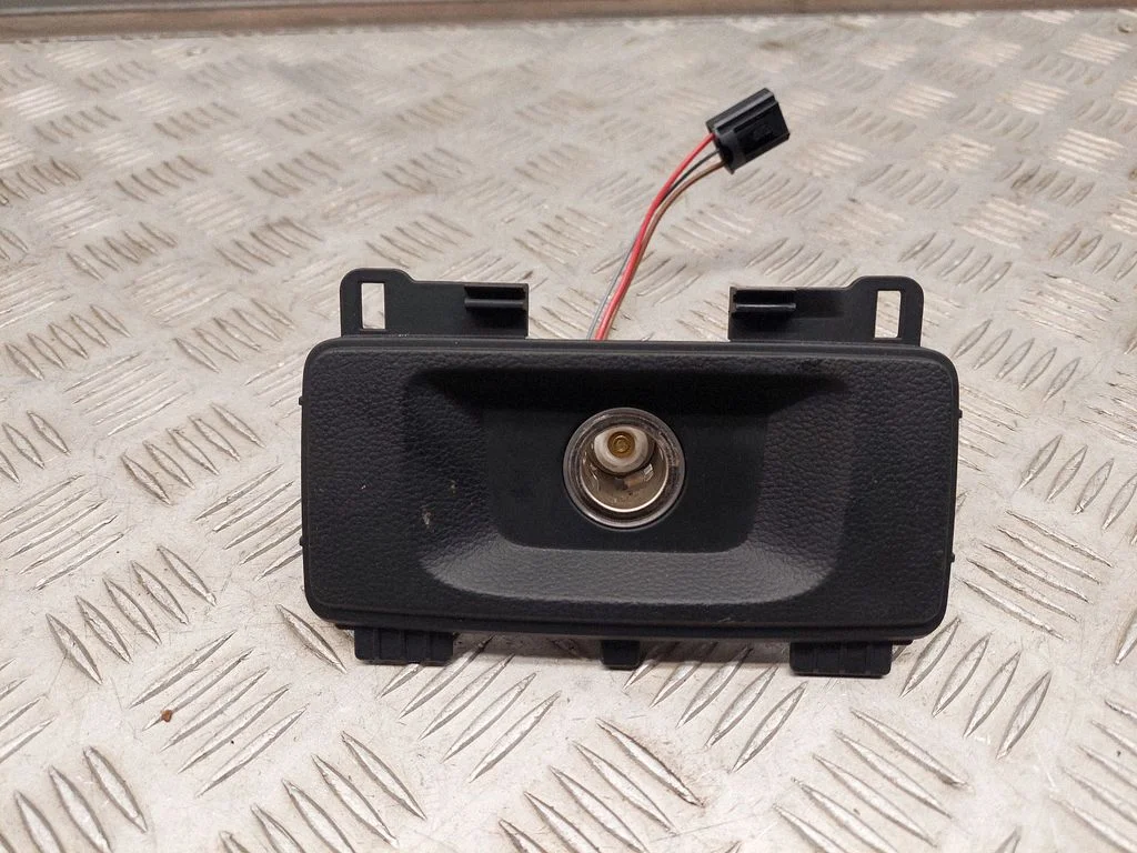 12 V ligzda (aizmugurē) 8W0863324