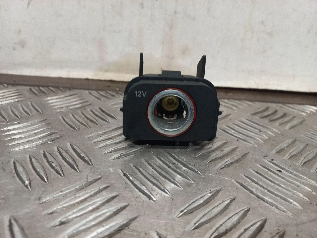 12 V ligzda (aizmugurē) 8K0919565