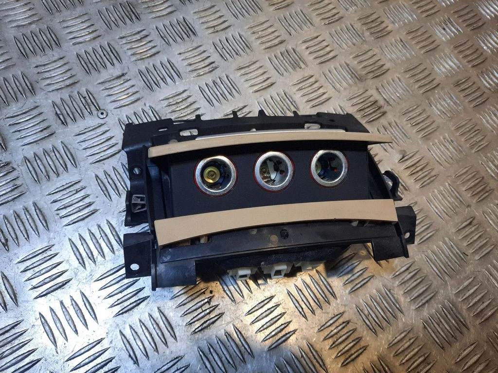 12 V Socket (rear) – Audi A8 S8 D4 4H (2010-2016)