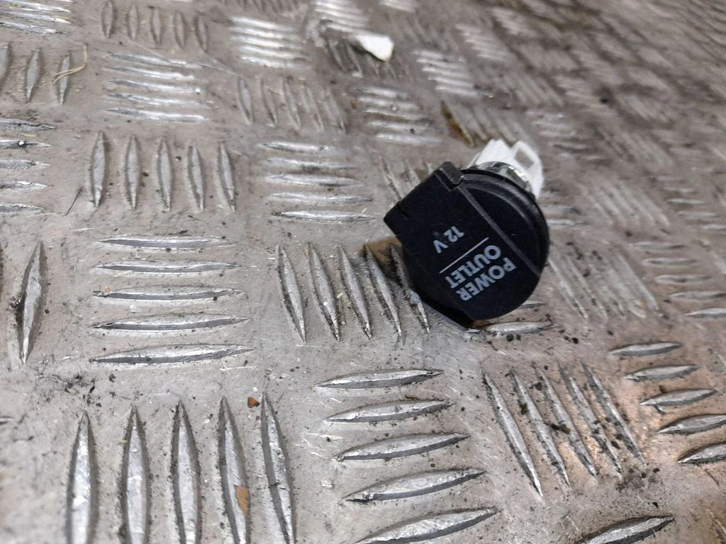 12 V ligzda (aizmugurē) 1K919309