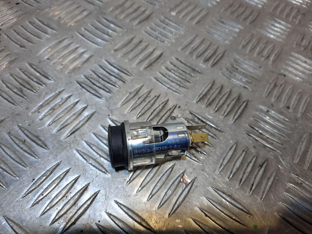 12 V ligzda (aizmugurē) 51346973035