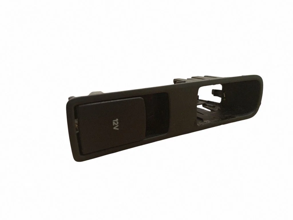 12 V ligzda (priekšā) 8U1863349B