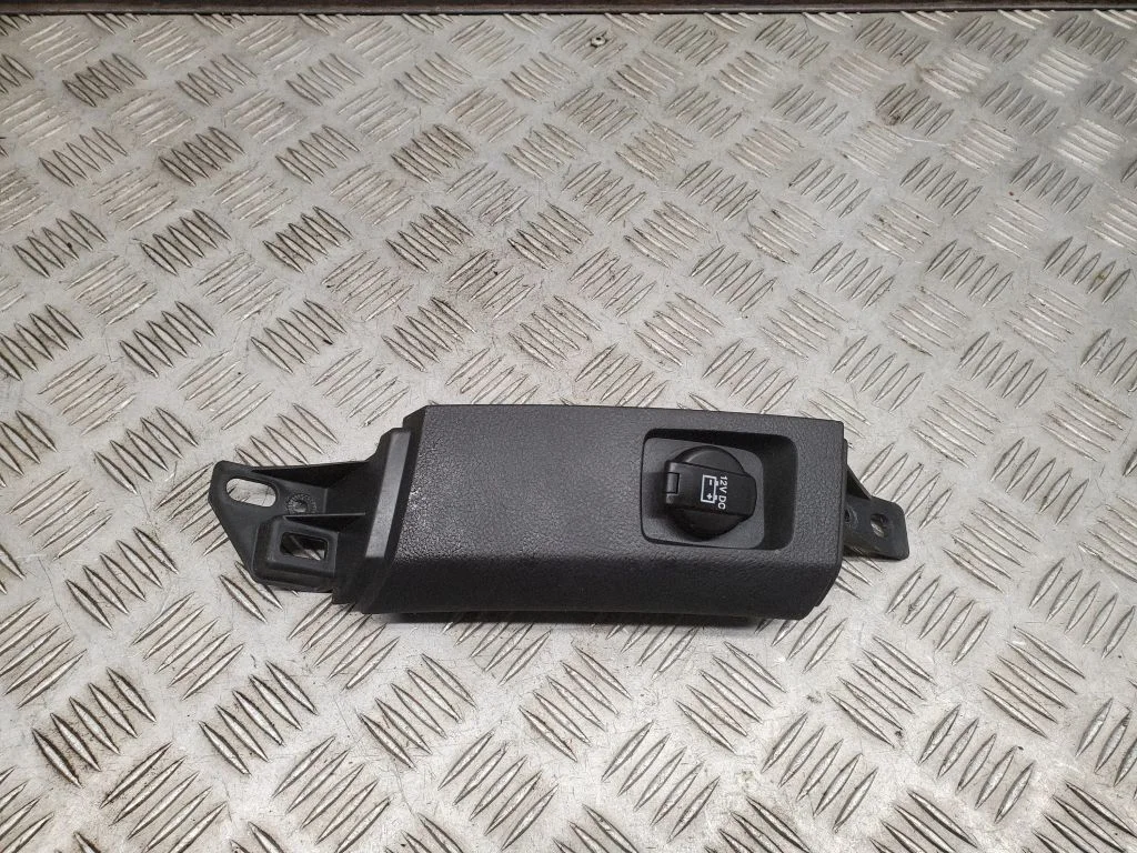 12 V Socket (front) 1HR94TRMAB