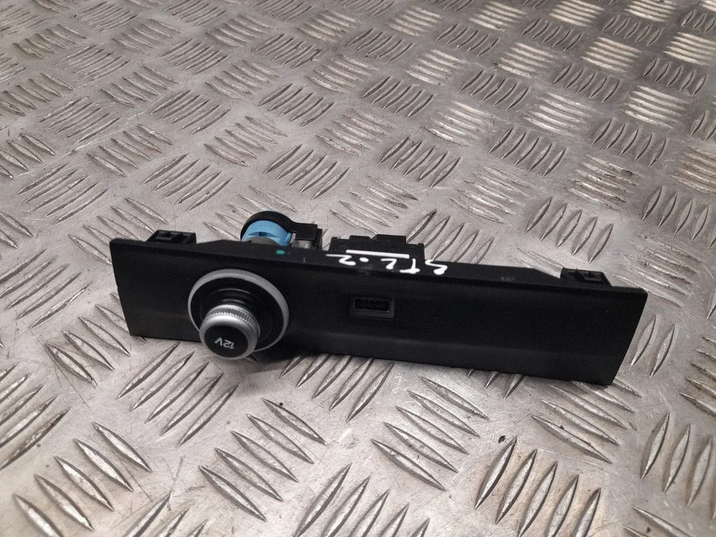 12 V ligzda (priekšā) 156115933