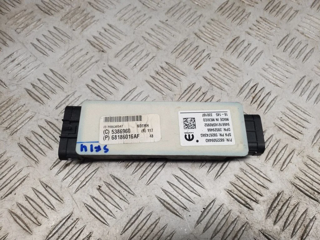 Sānu bīdāmo durvju ECU modulis 68225094AD