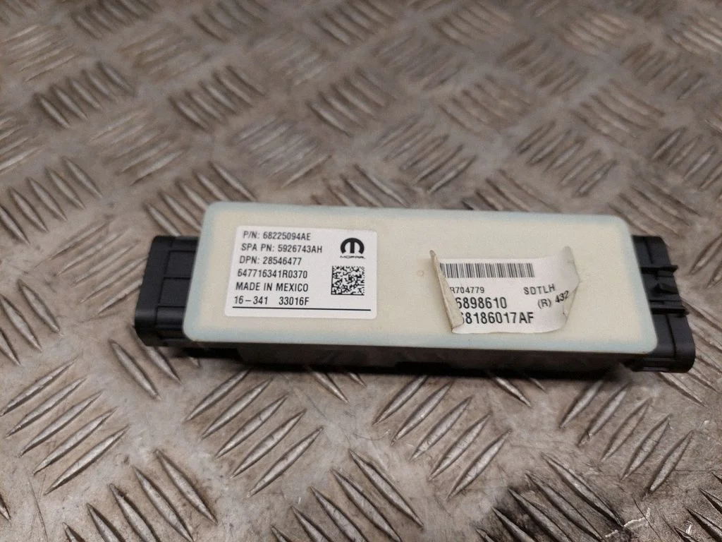 Sānu bīdāmo durvju ECU modulis 68225094AE