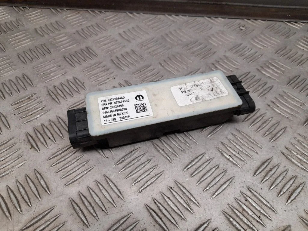 Sānu bīdāmo durvju ECU modulis 68225094AD
