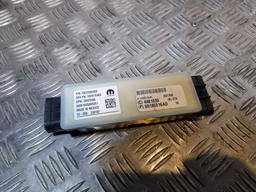 Sānu bīdāmo durvju ECU modulis 68225094AD