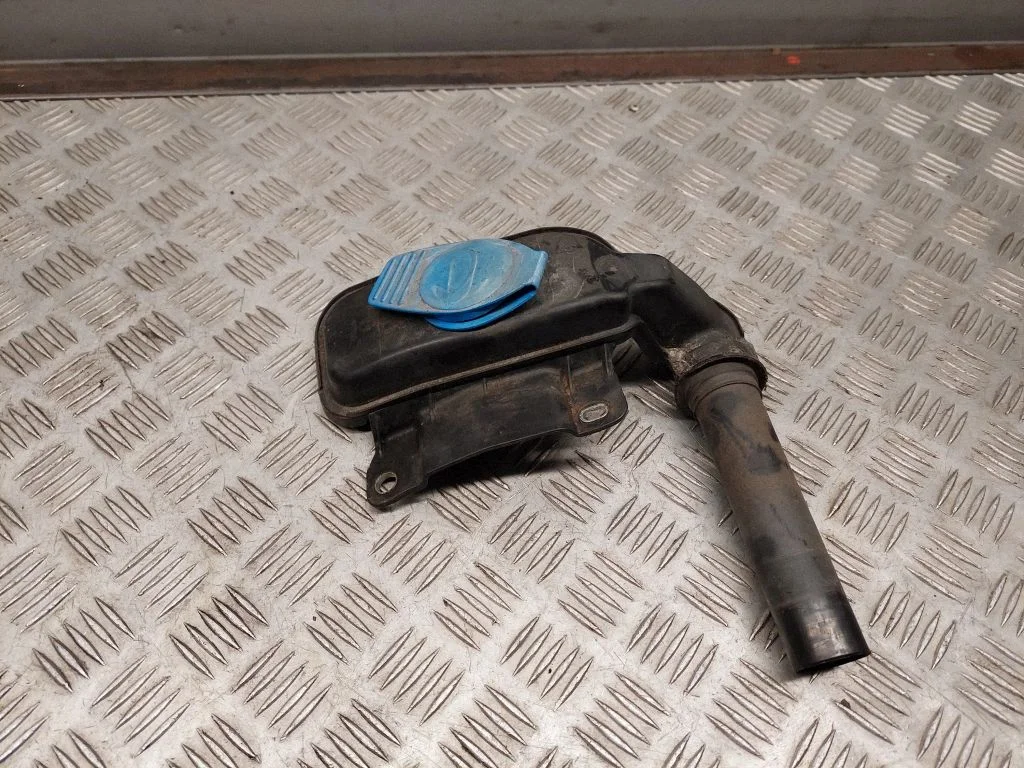 Logu šķidruma tvertnes uzpildes caurulīte 8R0955452