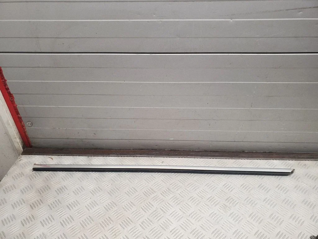Aizmugurējā sāna stikla apdare
