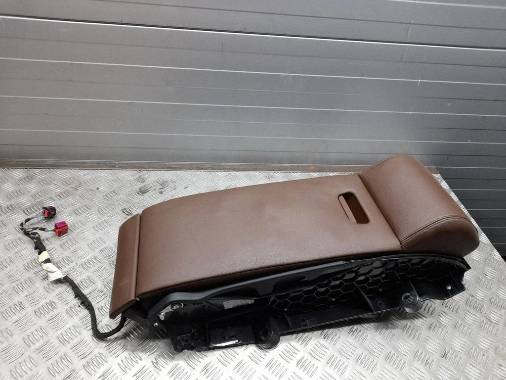Aizmugurējā sēdekļa roku balsts 4H0885076