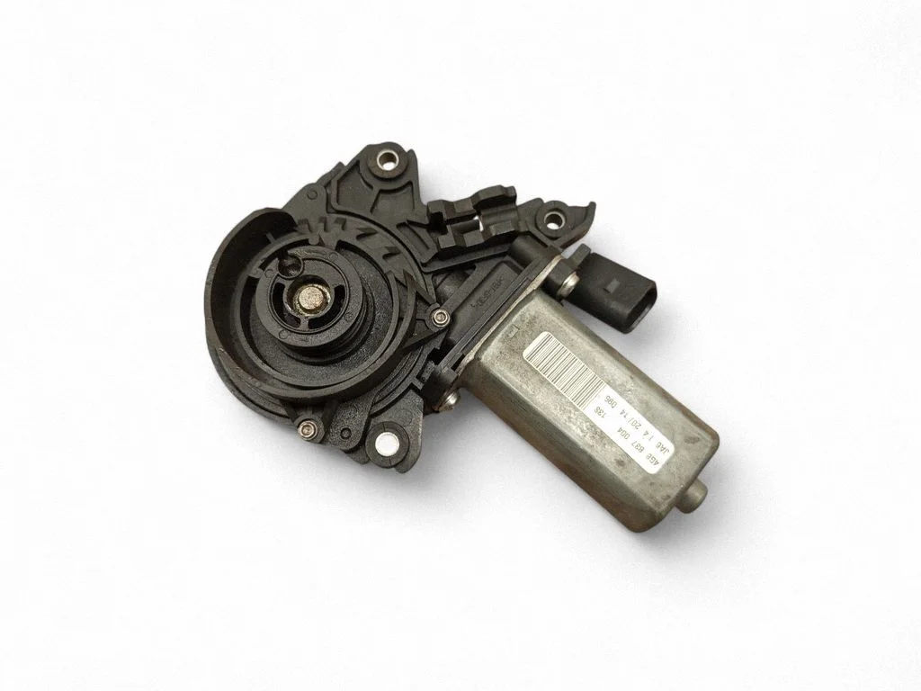 Domykacz drzwi przednich 4G8837004