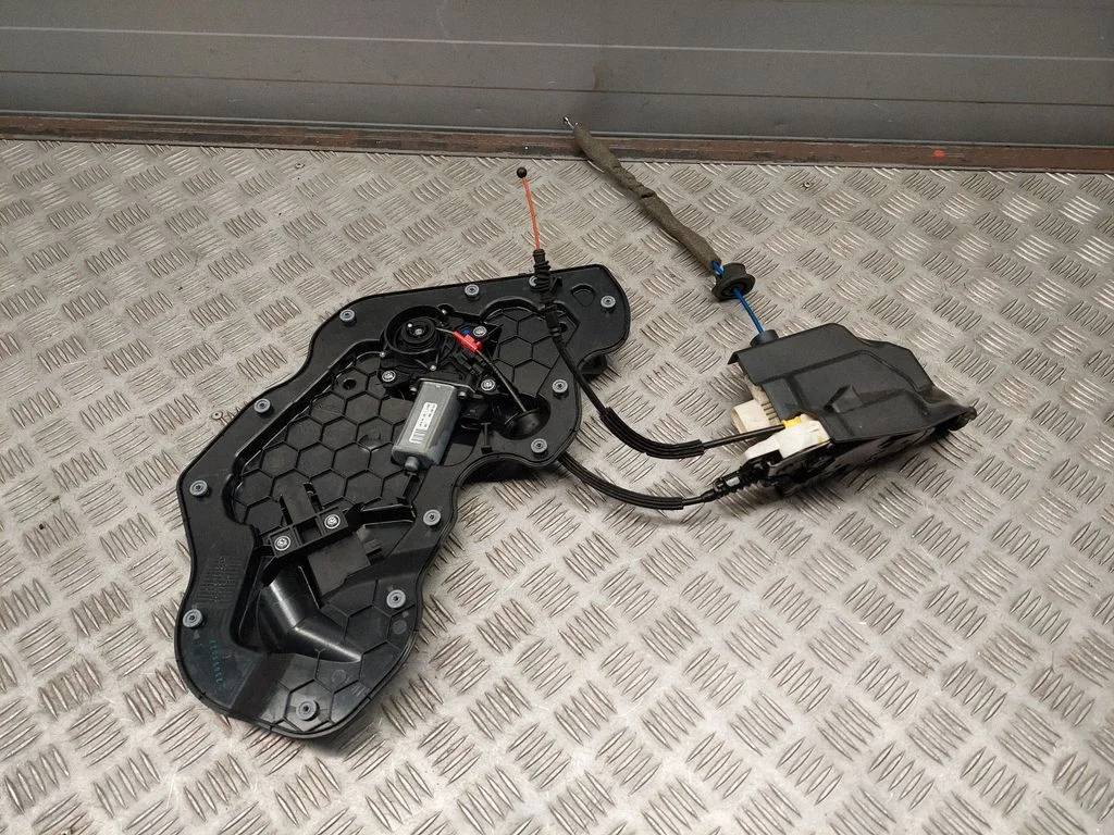 Front door soft close latching motor – Audi A8 S8 D4 4H (2010-2016)