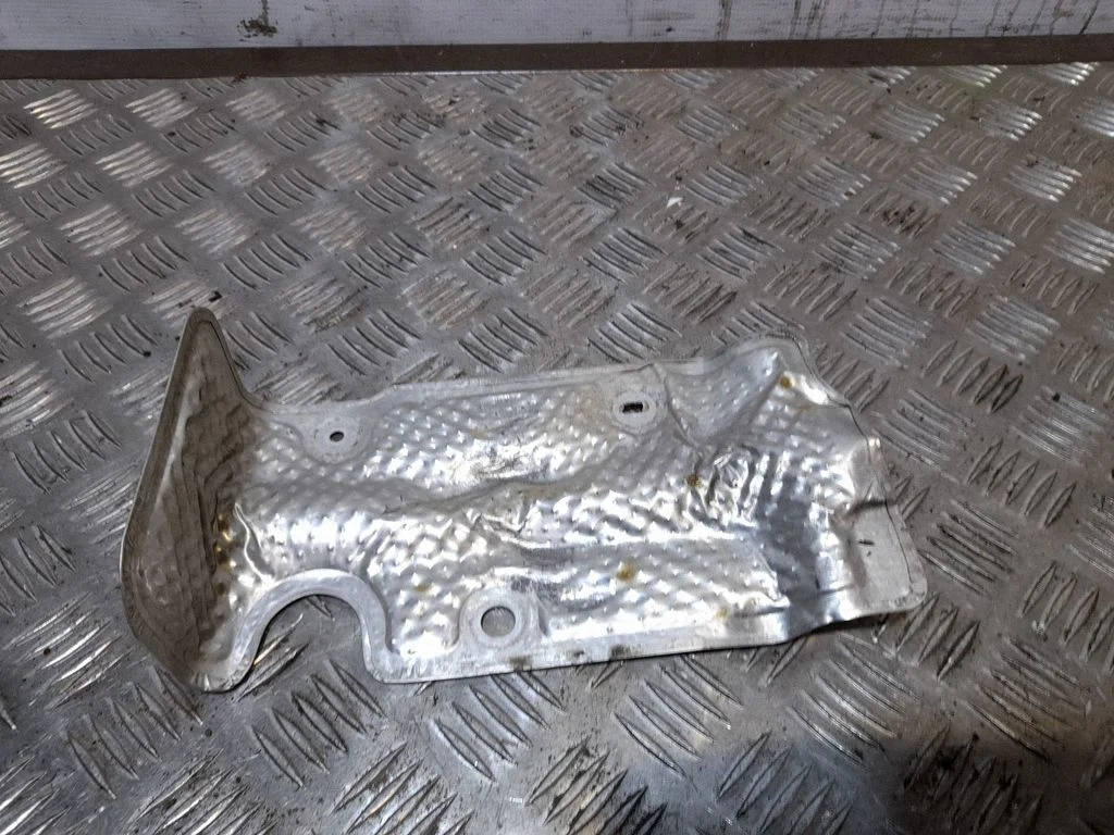 Heat shield in engine bay – Chrysler Pacifica (2017-)