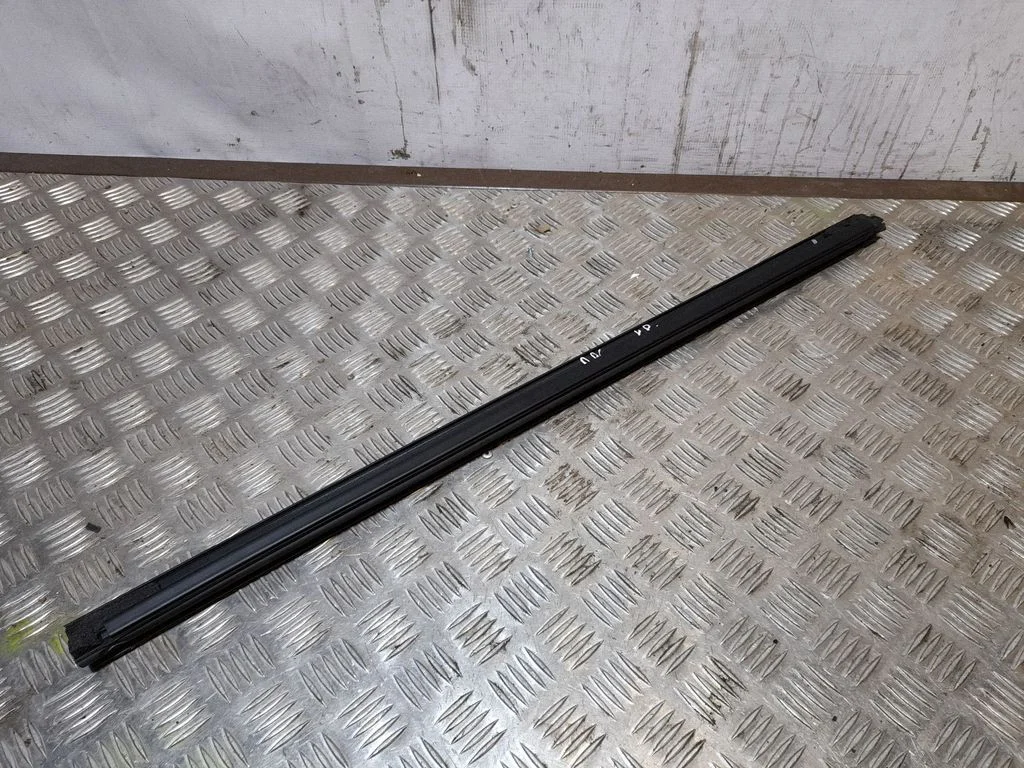 Front door glass trim molding 68188737