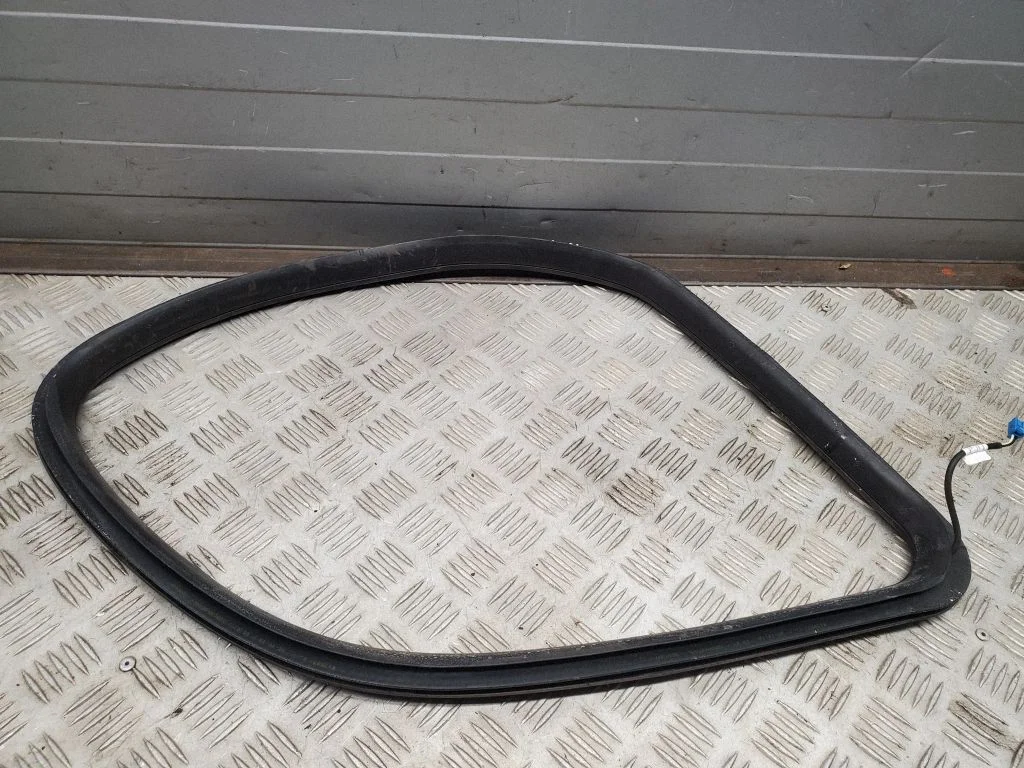 Aizmugurējā sāna stikla apdare – Mercedes-Benz GL klase X166 (2013-2019)