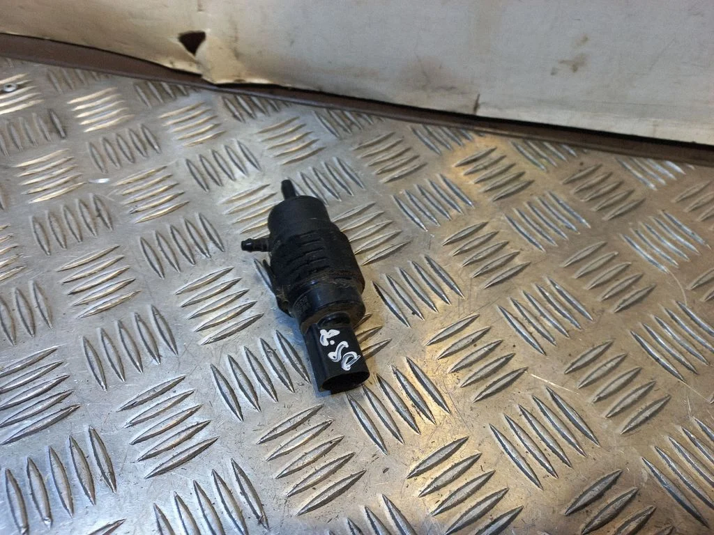 Klaasipesuvedeliku pump (klaaside) – Audi A4 S4 B9 (2015-2019)