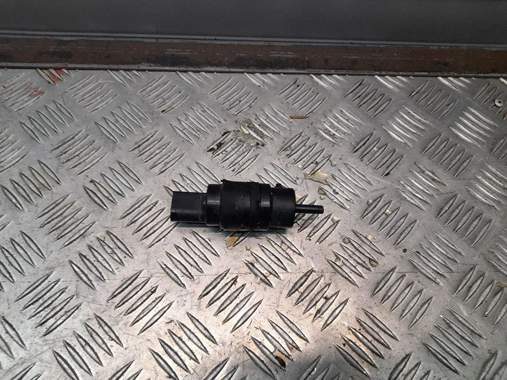 Klaasipesuvedeliku pump (klaaside) – Audi A7 S7 4G (2011-2017)