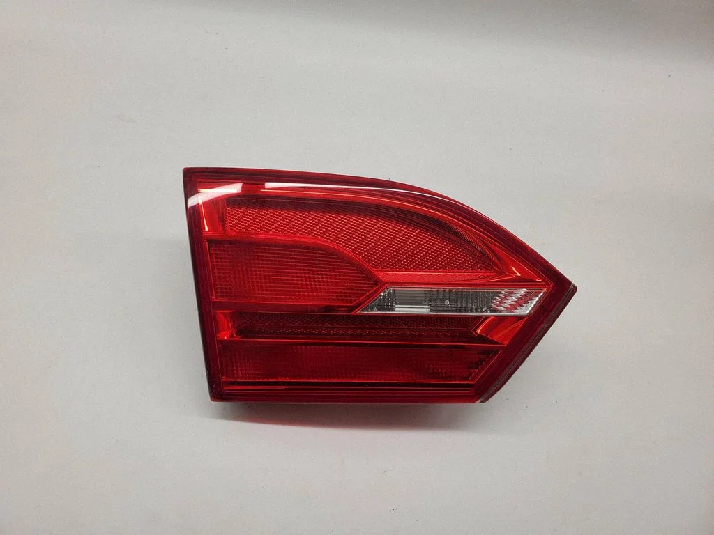 Lampa tylna w klapie – Volkswagen Jetta VI (2011-2018)